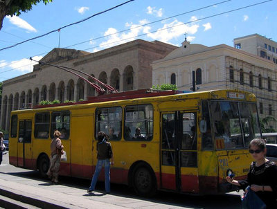 795px-Tr%C3%A5dbuss_Tbilisi.jpg